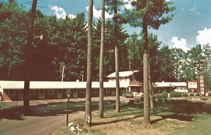 Woodlands Motel (Bambi Park Motel) - Old Post Card (newer photo)